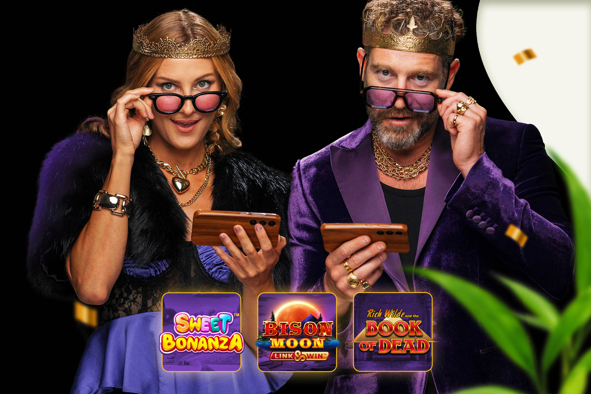 Fondo negro con confeti dorado, una moneda, una rodaja de queso y una fruta dorada.